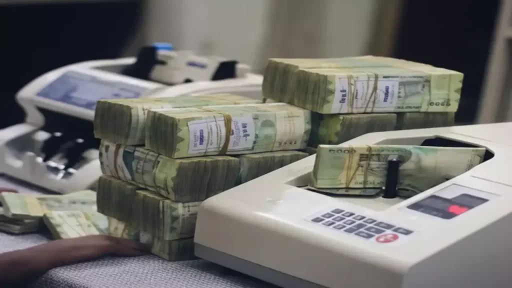 فجوة 300% في أسعار صرف الدولار بين عدن وصنعاء تهدد الاستقرار المالي وتزيد الضغط على الاقتصاد اليمني